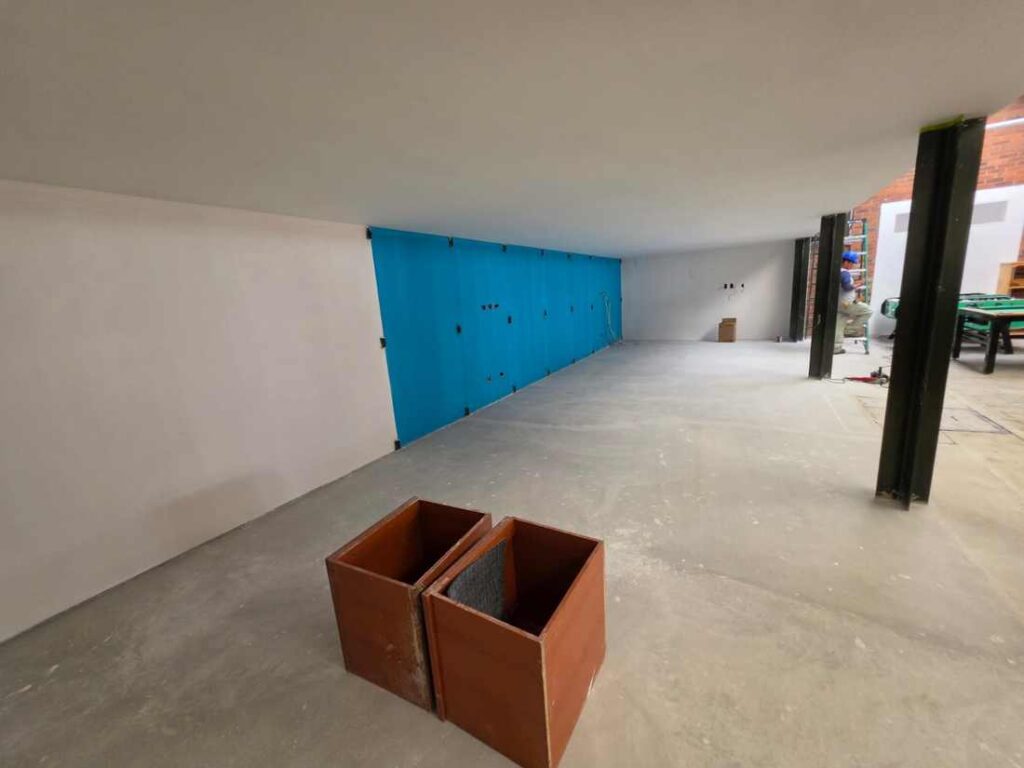 Avance de obra en área amplia del Call Center de Banco Industrial