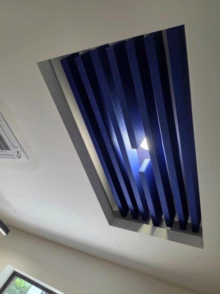 Lamas acústicas azules en receso de cielo falso
