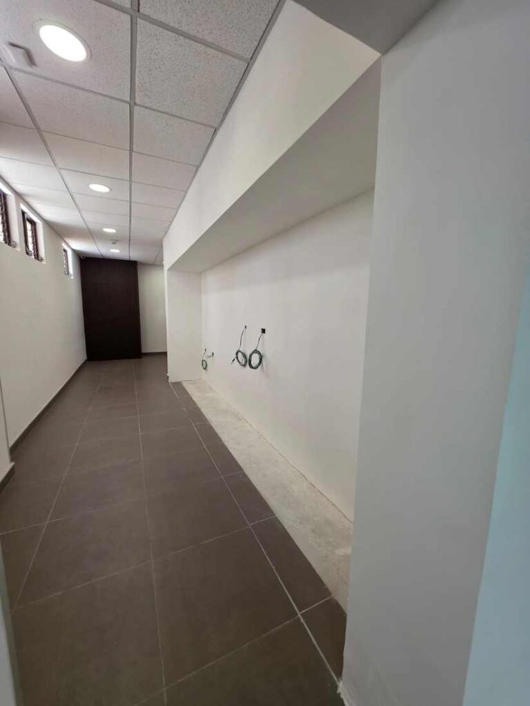 Pasillo de servicios con piso de porcelanato y salidas eléctricas