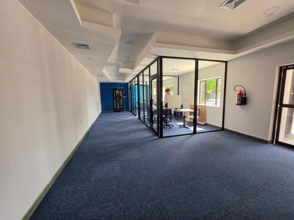 Oficinas con canceles de aluminio y vidrio en el Call Center